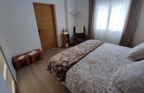 Le Vigan Bed & Breakfast | Private Access Room with Pool and Family-Friendly Amenities