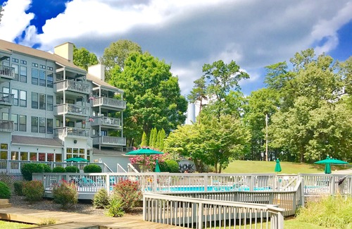 North Shore Condo | Bernards Landing 2B: Prime Location by the Pool & Spa