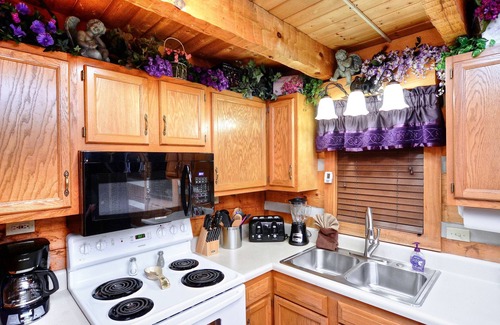 Sevierville Cabin | Experience Elegance at Stairway to Heaven with Spa & Views