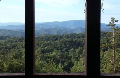 Sevierville Cabin | Experience Elegance at Stairway to Heaven with Spa & Views