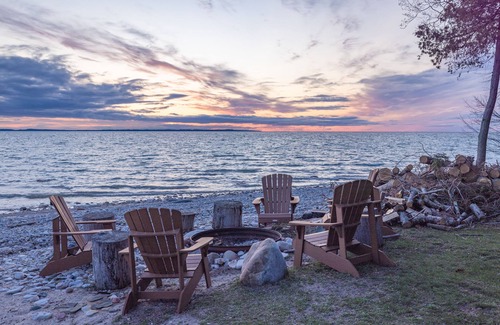 Ellsworth House | Modern Beachfront Retreat with Ocean Views & Pet Friendly