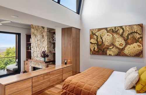 Crafers Cabin | Relaxing Sequoia Lodge - Adults Only with Pool & Spa