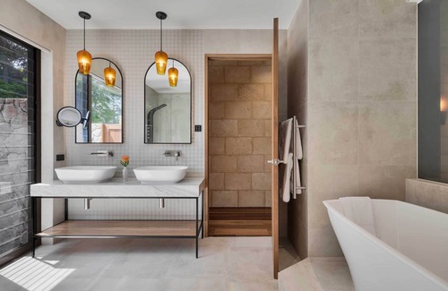 Crafers Cabin | Relaxing Sequoia Lodge - Adults Only with Pool & Spa
