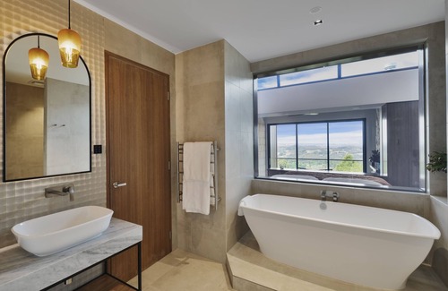 Crafers Cabin | Relaxing Sequoia Lodge - Adults Only with Pool & Spa