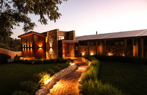 Crafers Cabin | Relaxing Sequoia Lodge - Adults Only with Pool & Spa