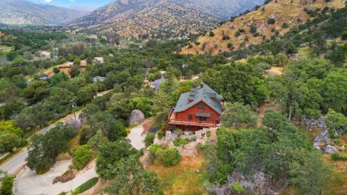 Three Rivers House | Sequoia Lookout Lodge: Family-Friendly Retreat with Kitchen