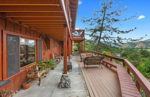 Three Rivers House | Sequoia Lookout Lodge: Family-Friendly Retreat with Kitchen