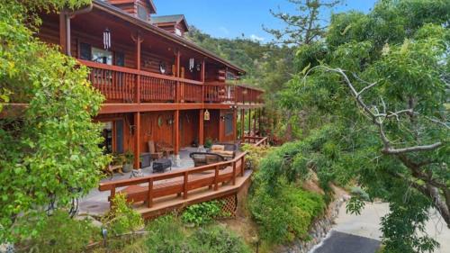 Three Rivers House | Sequoia Lookout Lodge: Family-Friendly Retreat with Kitchen