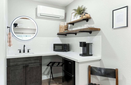 Three Rivers Hotel | Convenient Sequoia Motel RM6 with Pool and Lake Views
