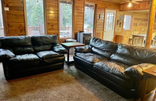 Posey House | Cozy Sequoia National Forest Cabin with Pet-Friendly Options