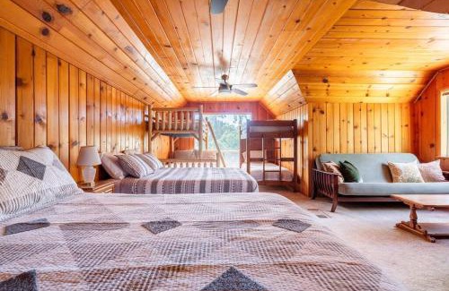 Springville House | Sequoia Retreat: Pet-Friendly Cabin with Hot Tub & Sundeck