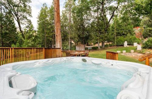 Springville House | Sequoia Retreat: Pet-Friendly Cabin with Hot Tub & Sundeck