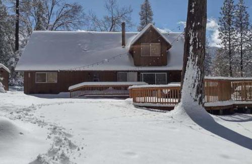 Springville House | Sequoia Retreat: Pet-Friendly Cabin with Hot Tub & Sundeck