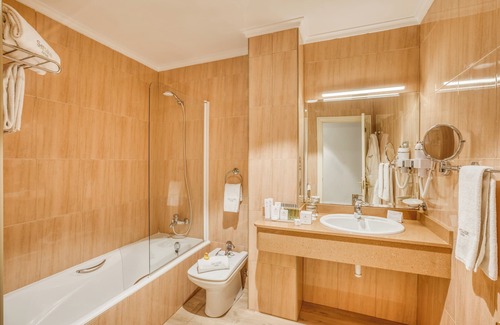 Casco Viejo Hotel | Discover Sercotel Arenal Bilbao: Spa & Family-Friendly Stay
