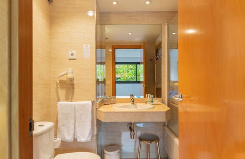 San Sebastian de los Reyes Hotel | Welcoming Globales de los Reyes Hotel with Spa & Dining