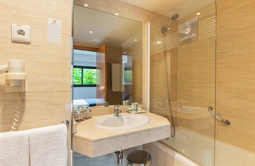 San Sebastian de los Reyes Hotel | Welcoming Globales de los Reyes Hotel with Spa & Dining