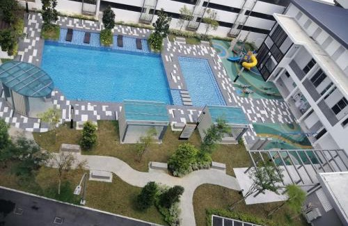 Bukit Jong Apartment | Relaxing Pool View Suite for 5-6 Guests in Seremban