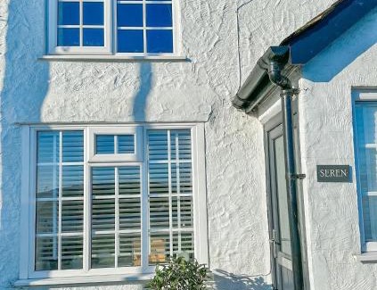 Malltraeth House | Beachfront SEREN Cottage: Family-Friendly Retreat Awaits