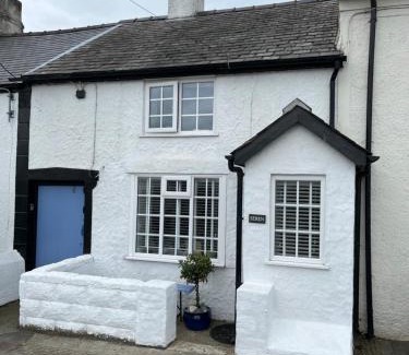 Malltraeth House | Beachfront SEREN Cottage: Family-Friendly Retreat Awaits