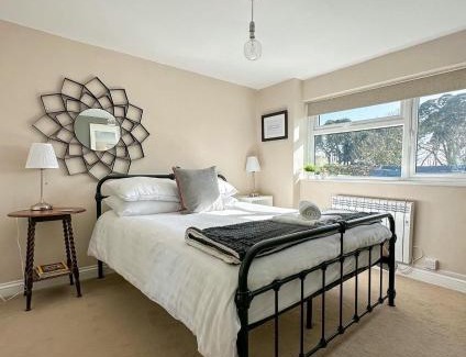 Malltraeth House | Beachfront SEREN Cottage: Family-Friendly Retreat Awaits