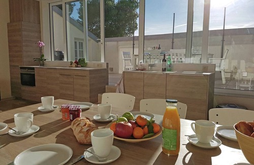 Villeseque-des-Corbieres Apartment | Relaxing Flat in Que with Jacuzzi & Pool Amenities
