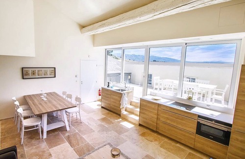 Villeseque-des-Corbieres Apartment | Relaxing Flat in Que with Jacuzzi & Pool Amenities
