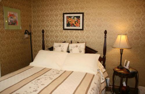 Saugatuck Bed & Breakfast | Cozy Serendipity Bed and Breakfast - Rated 9/10 by Guests