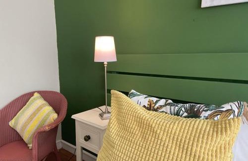 Eymet Bed & Breakfast | Charming Serendipity Eymet B&B with Oceanview Dining