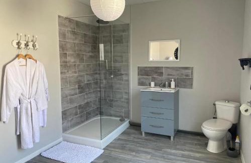 Eymet Bed & Breakfast | Charming Serendipity Eymet B&B with Oceanview Dining
