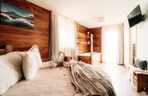 Sauze d'Oulx Hotel | Discover Serendipity Hotel: Oceanfront Haven with Hot Tub