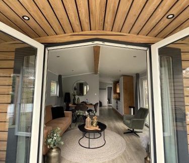 Beekbergen-West Ski Chalet | Elegant Bos Cottage SERENDIPITY with Oceanfront Pool