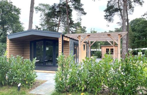 Beekbergen-West Ski Chalet | Elegant Bos Cottage SERENDIPITY with Oceanfront Pool