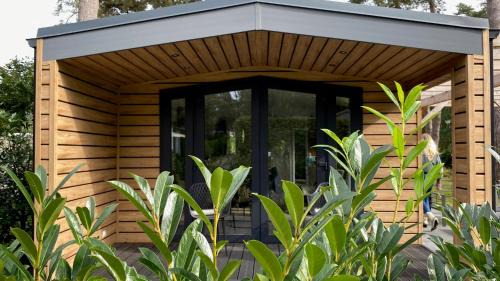 Beekbergen-West Ski Chalet | Elegant Bos Cottage SERENDIPITY with Oceanfront Pool
