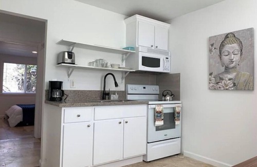 Castro Valley House | Cozy 1 Bedroom Cottage with Breakfast and Free Laundry