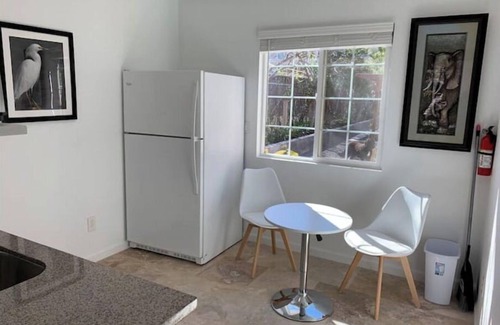 Castro Valley House | Cozy 1 Bedroom Cottage with Breakfast and Free Laundry