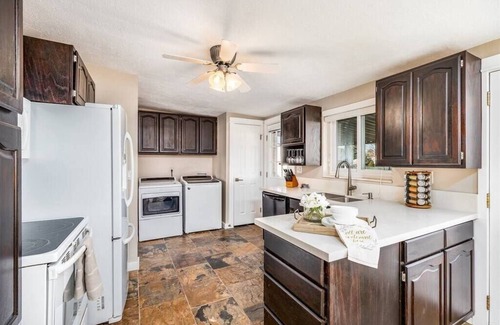 Murray House | Idyllic 4-Bedroom Retreat Near Downtown and the Mountains