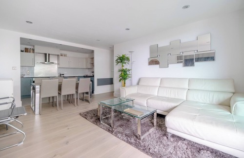 Vauxhall Apartment | Modern 2BD Flat with River View Balcony in Vauxhall