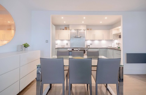 Vauxhall Apartment | Modern 2BD Flat with River View Balcony in Vauxhall
