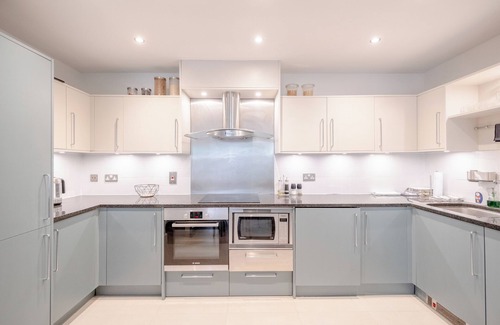 Vauxhall Apartment | Modern 2BD Flat with River View Balcony in Vauxhall
