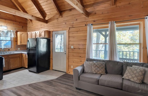 Jamestown Cabin | Idyllic 3 Bed Log Cabin at Jamestown Marina in Nature