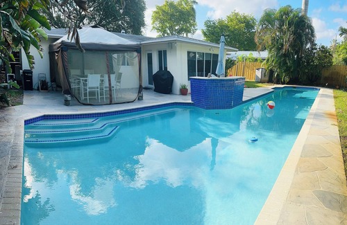 Coral Heights House | Relaxing 3 Bedroom Retreat with Inviting Pool and Spa