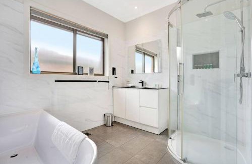 Rowville House | Serene 3BR family Lakeside Retreat in Rowville