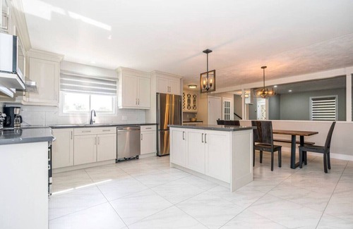 Georgina House | Relaxing 4BR House with Hot Tub and Lake Access