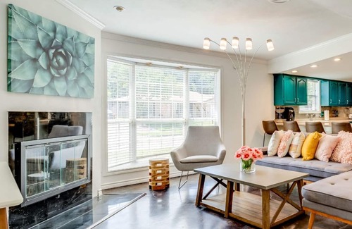 Irving House | Relaxing 5BR Retreat with Hot Tub & Fire Pit - Rated 10/10