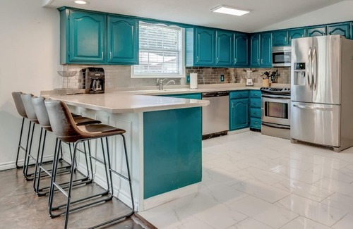 Irving House | Relaxing 5BR Retreat with Hot Tub & Fire Pit - Rated 10/10