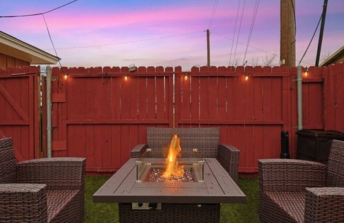 Irving House | Relaxing 5BR Retreat with Hot Tub & Fire Pit - Rated 10/10