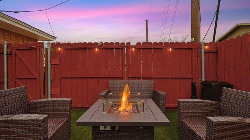 Irving House | Ideal 5BR Retreat with Pool, Fire Pit & Jacuzzi for Families
