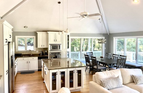 Summersea House | Tranquil Tree House with Ocean View & Pool - 10/10 Rated