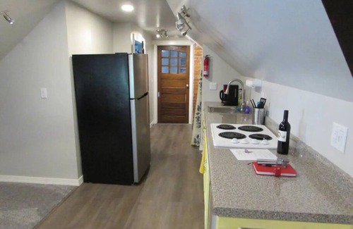 Warren Apartment | Tranquil Apartment in Historic Town with Ocean View & Spa