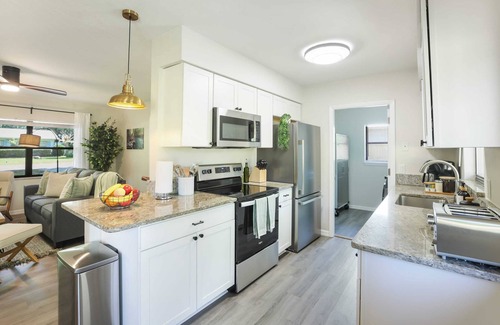 High Springs House | Unwind at Serene Springs with Tesla Charger & Breakfast